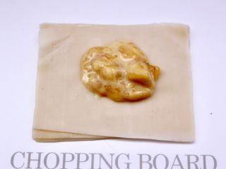 8、馄饨皮香蕉派,取适量香蕉馅放到馄饨皮中间。