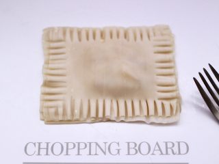 9、馄饨皮香蕉派,上面盖一张馄饨皮，四周压紧粘合用叉子压出花纹。