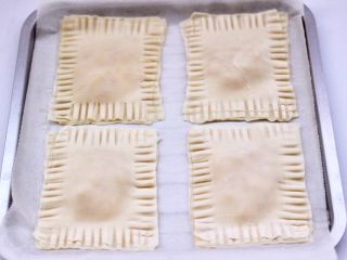 10、馄饨皮香蕉派,依次做好所有的香蕉派。