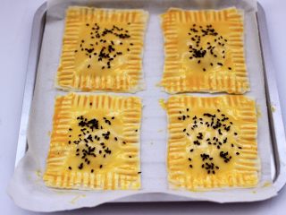 12、馄饨皮香蕉派,上面均匀的撒上少许黑芝麻。