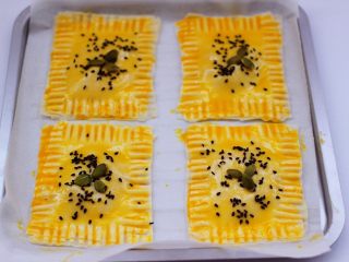 13、馄饨皮香蕉派,再撒上南瓜仁。