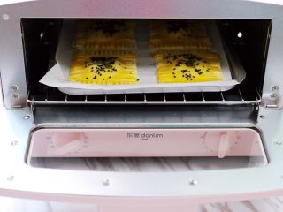 14、馄饨皮香蕉派,把烤盘放入烤箱中层。