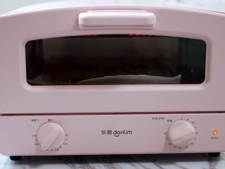 15、馄饨皮香蕉派,180度烘烤20分钟即可。