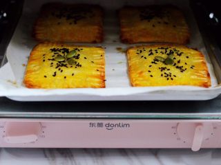 16、馄饨皮香蕉派,外酥里嫩的香蕉派出炉咯。