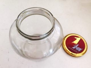3、蜜渍柠檬皇菊茶,取一个玻璃瓶，清洗干净后用开水烫一下，晾干