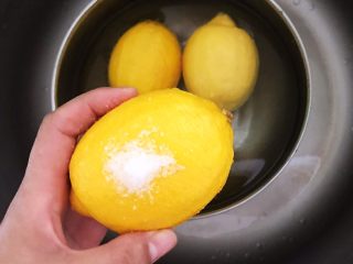 7、蜜渍柠檬皇菊茶,取5克精盐，把每个柠檬外皮认真揉搓一遍