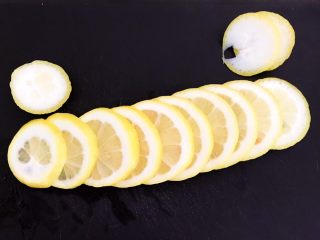10、蜜渍柠檬皇菊茶,把柠檬切成6㎜厚的薄片，两头切掉不要