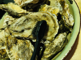 2、爆炒生蚝,用小牙刷，变冲水，边把壳洗干净；
