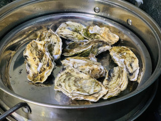 3、爆炒生蚝,洗净，放蒸锅，冷水上锅蒸；
