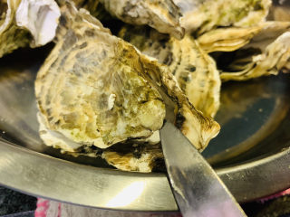 4、爆炒生蚝,蒸15分钟，取出，用开蚝刀在底部翘下，很好开，如果没有开蚝刀，就用比较厚点的小刀；