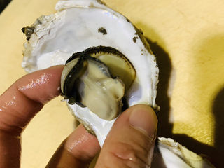 5、爆炒生蚝,取出蚝肉；