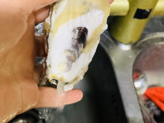 6、爆炒生蚝,把外壳洗一些，留着，等会装蚝肉用；