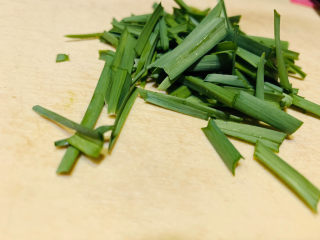 10、爆炒生蚝,蒜叶，洗净，待用；