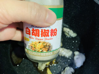 14、爆炒生蚝,加胡椒粉；