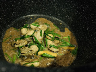 18、爆炒生蚝,翻炒均匀；