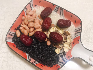 2、红枣黑米粥,加上红枣