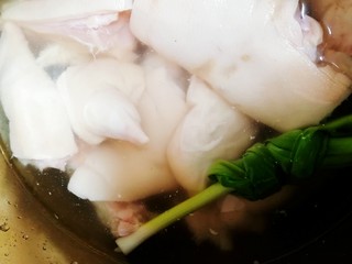 1、薏米猪蹄汤,猪蹄冷水下锅,放一汤匙料酒,一根葱,水开焯水5分钟。