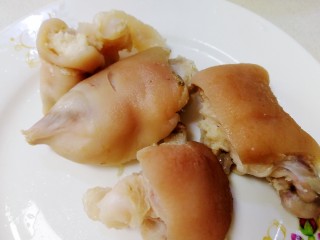 2、薏米猪蹄汤,取半支猪蹄,温水洗干净。