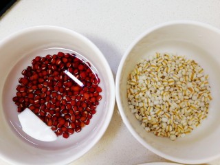 3、薏米猪蹄汤,一把红豆,一把薏仁米,清水洗净,冷水泡1小时。