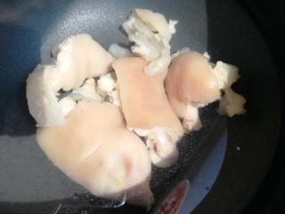 4、薏米猪蹄汤,猪蹄放入锅里加适量开水。