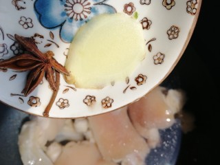 5、薏米猪蹄汤,放入大料,姜片。