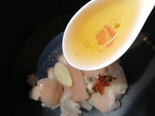 6、薏米猪蹄汤,加一勺料酒。