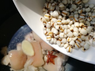 7、薏米猪蹄汤,放入薏仁米。