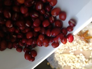 8、薏米猪蹄汤,放入红豆。