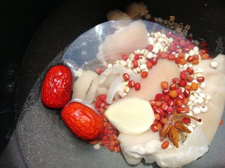 9、薏米猪蹄汤,再放两个灰枣。