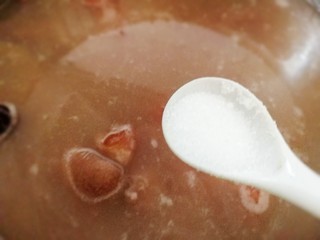 11、薏米猪蹄汤,煲好放半小勺盐。