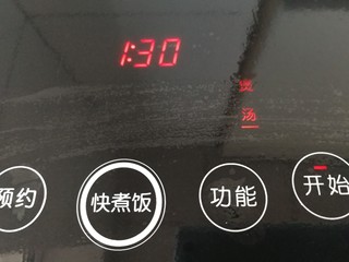 10、薏米猪蹄汤,放入电饭煲,煲汤档1个半小时。