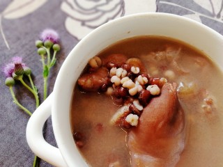 12、薏米猪蹄汤,盛出。