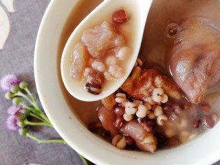 13、薏米猪蹄汤,汤汁浓郁。