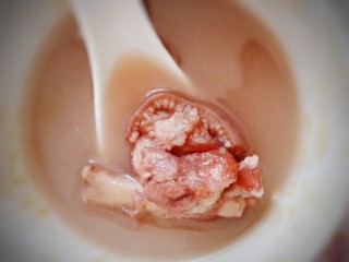 15、薏米猪蹄汤,猪蹄软糯,蘸点海鲜酱油。