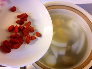 7、椰子煲鸡汤,起锅前5分钟下枸杞。