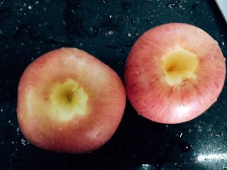 3、苹果滋养汤,把两头的东西去掉