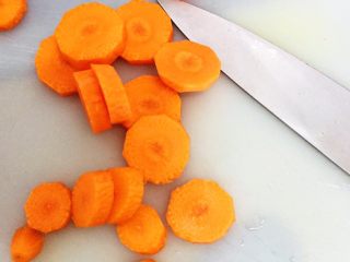 6、苹果滋养汤,切成6mm宽的圈圈