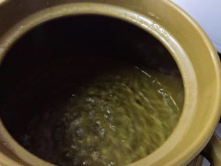 10、苹果滋养汤,倒入水,我煲的是二人份,水是3大碗,开大火,煲开