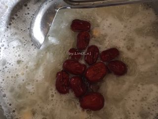 10、秋季润肺养颜，来一碗红枣银耳羹,加入洗净后的红枣