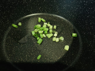 9、香辣毛豆,锅加2勺食用油，大火烧热，加葱白；