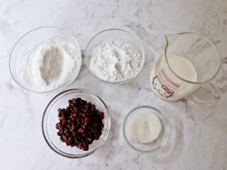 1、奶香蜜红豆年糕,准备好材料