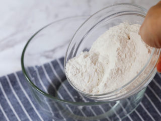 2、奶香蜜红豆年糕,将糯米粉倒入容器中