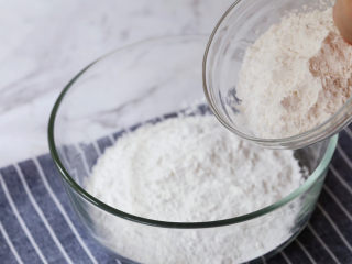 3、奶香蜜红豆年糕,加入粘米粉