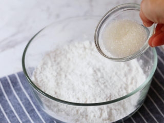 4、奶香蜜红豆年糕,加入白糖