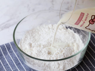 5、奶香蜜红豆年糕,加入纯牛奶