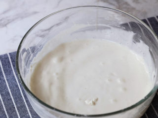 6、奶香蜜红豆年糕,搅拌至顺滑无颗粒状态