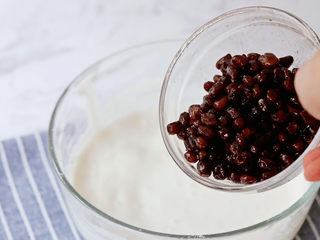 7、奶香蜜红豆年糕,加入蜜红豆