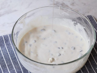 8、奶香蜜红豆年糕,拌匀