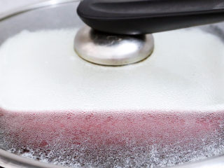 11、奶香蜜红豆年糕,锅中注入清水烧开，再放入装有面糊的容器，大火蒸30分钟