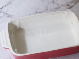 9、奶香蜜红豆年糕,取一个可以上锅蒸的容器，铺上油纸